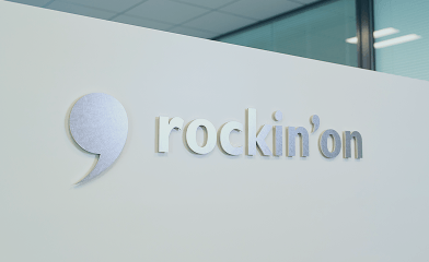 オフィス壁面に掲げられたrockin'onロゴ